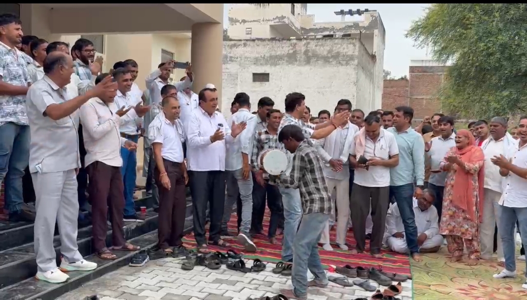 बिजली निगम के कर्मचारियों ने दिया एसडीओ के विरोध में धरना